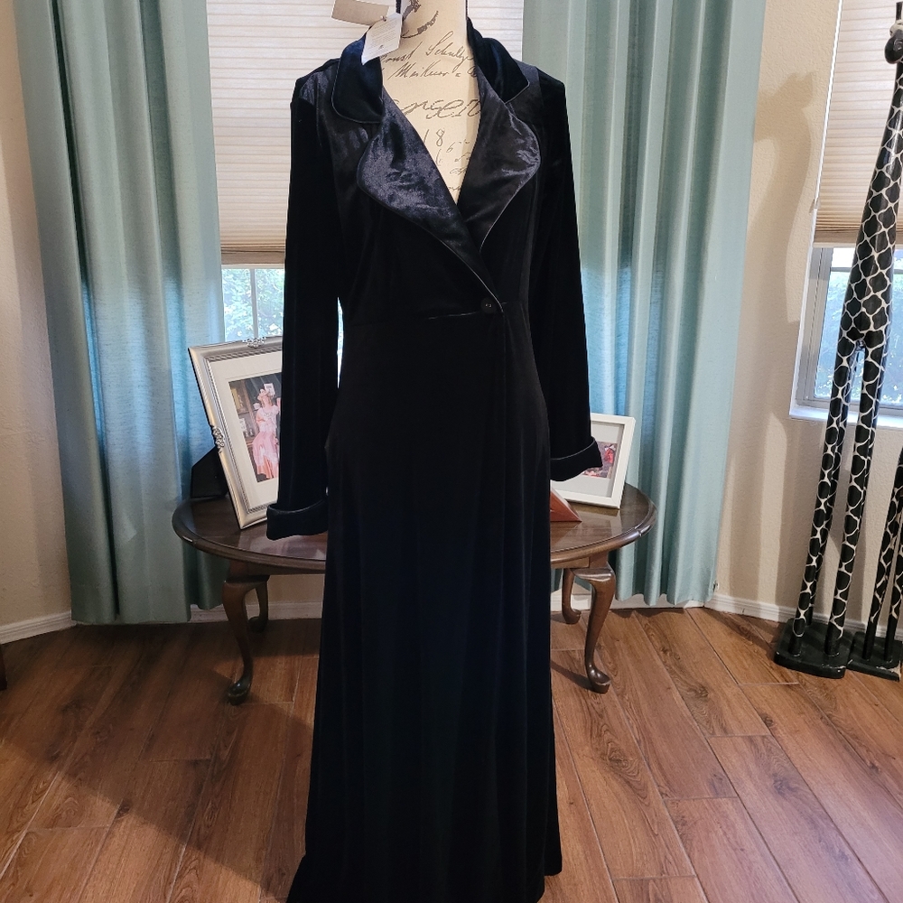 NWT vintage  crabtree  & Evelyn  black robe